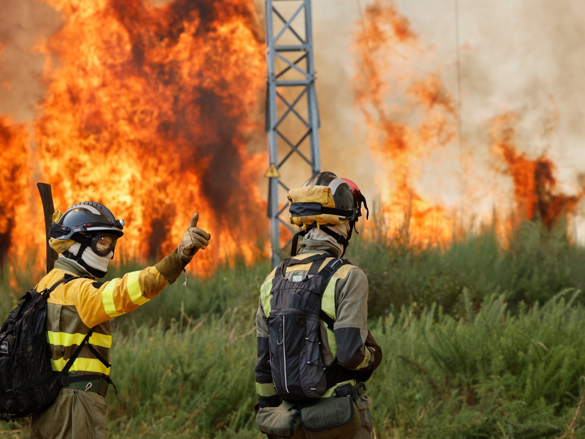 Spain-battles-20-big-wildfires