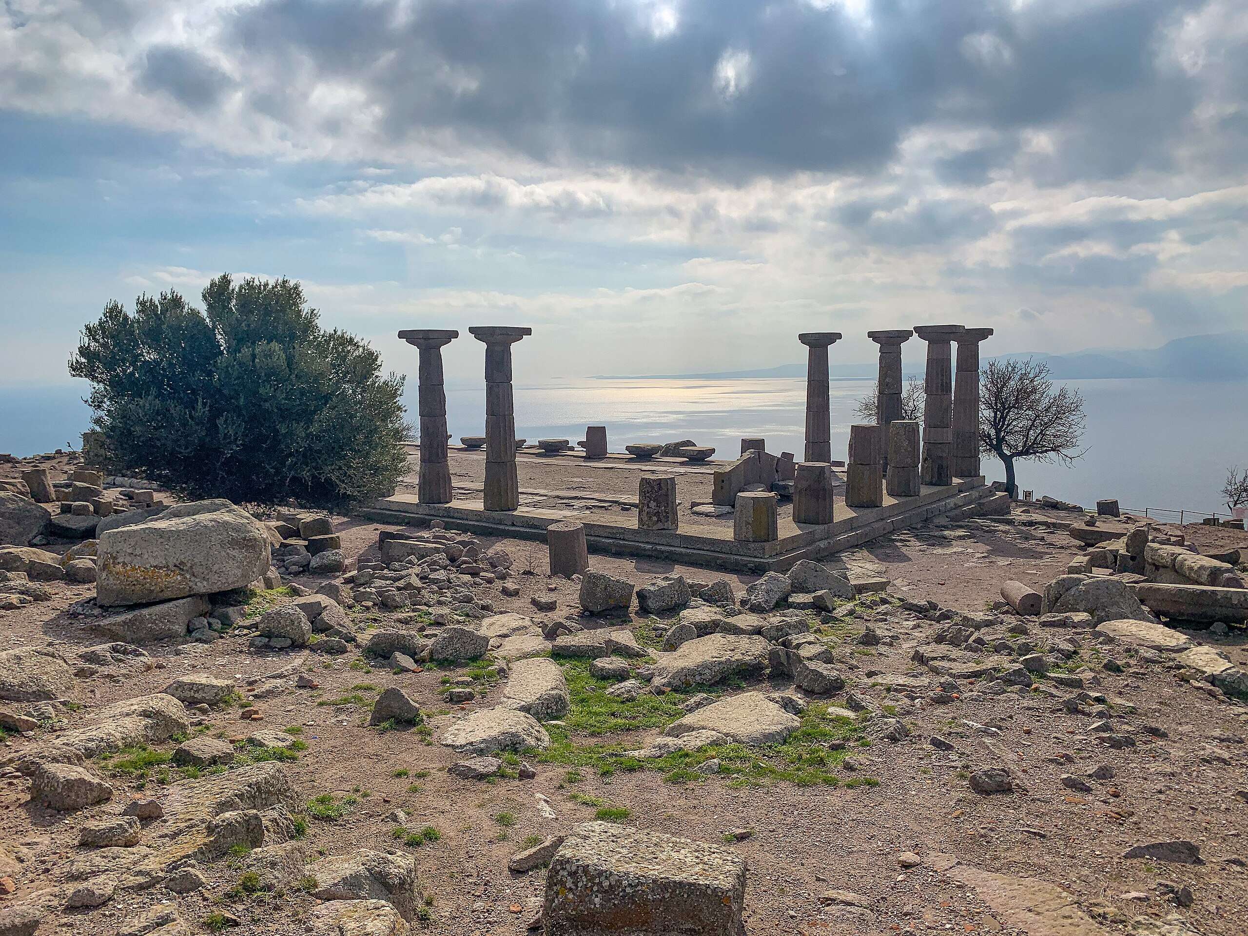 Stunning-Mosaic-and-Tomb-Discovered