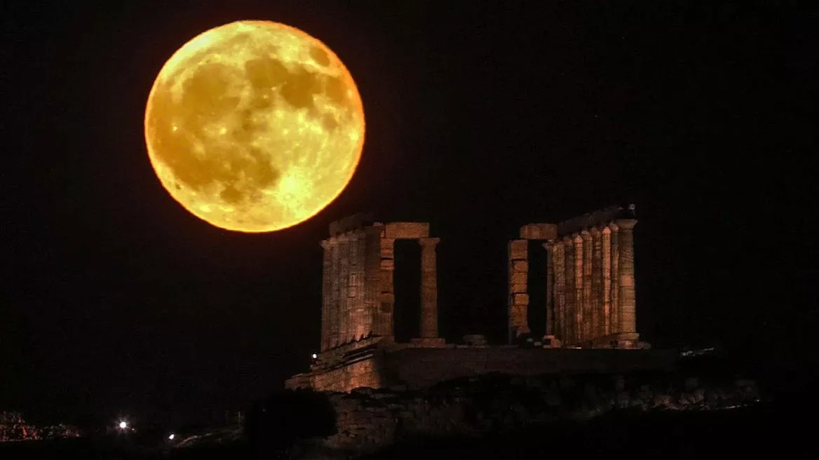 Sturgeon-Supermoon-illuminates-Greeces-ancient-landmarks