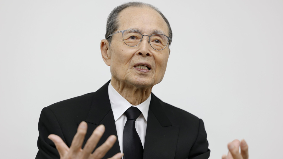 Tributes-to-Nagashima-pour-in