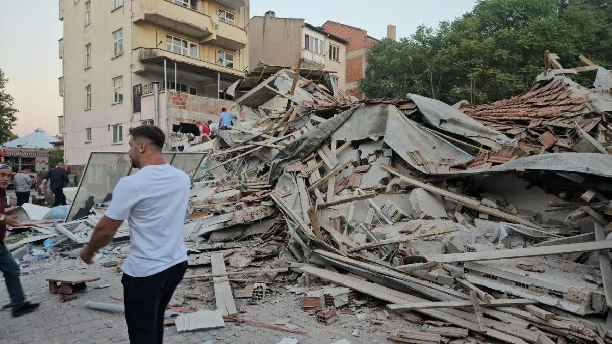 Turkey-earthquake-61-magnitude-quake-hits-Sindirgi-buildings-collapse