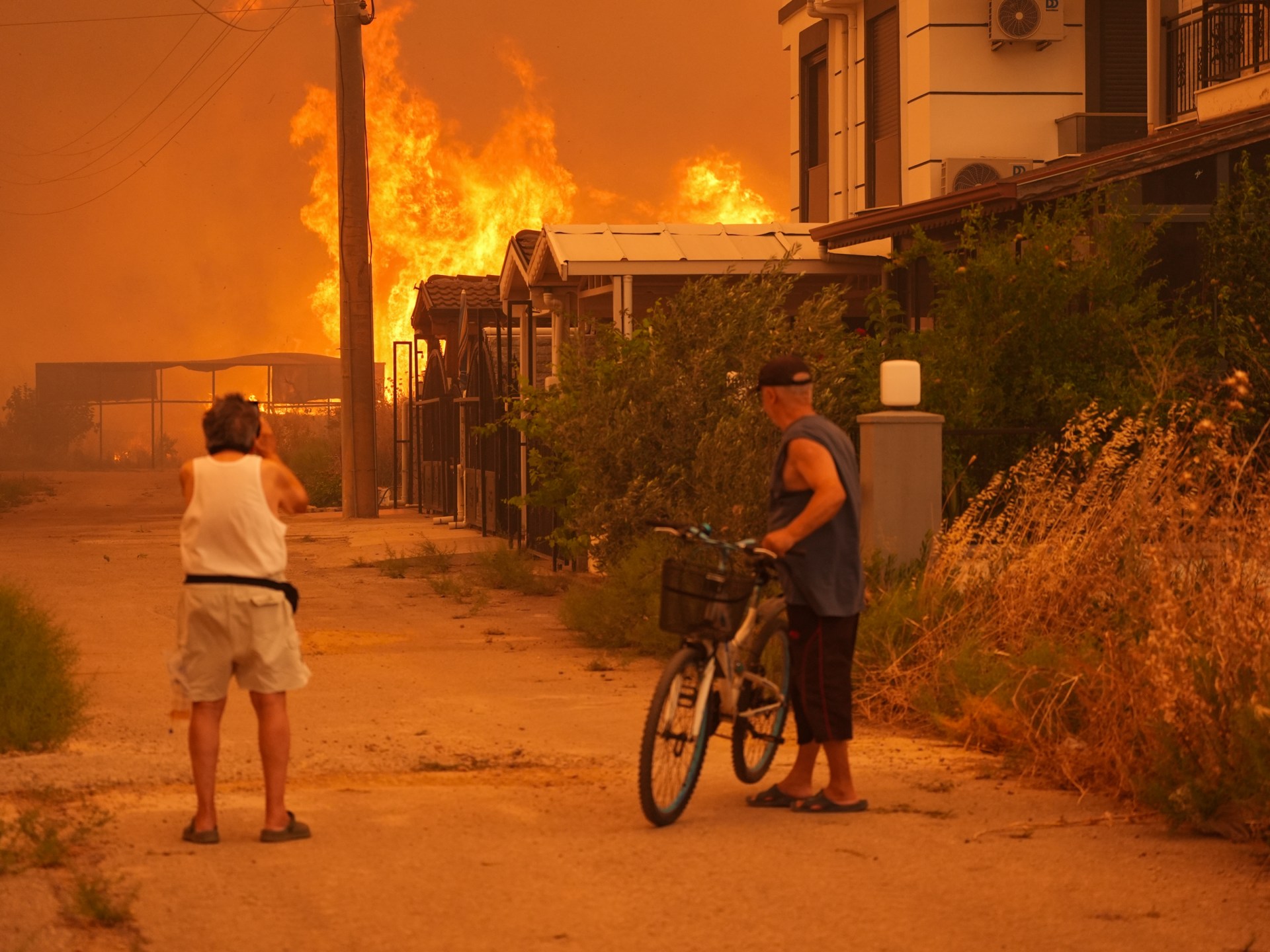 Turkiye-battles-wildfires-in-Izmir