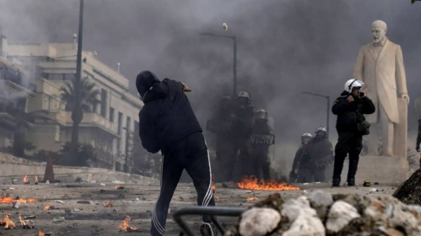 Violent-clashes-erupt-in-Greece