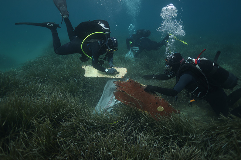 Volunteer-divers-of-the-environmental-group-Aegean-Rebreath-gather-waste-from-the-bottom-of-the-seabed-at-the-port-of-Votsi-on-the-island-of-Alonissos
