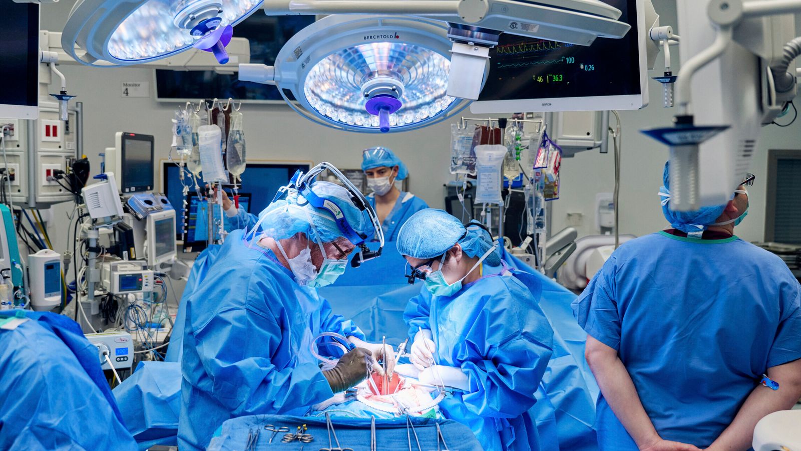 Woman-has-world-first-combined-surgery