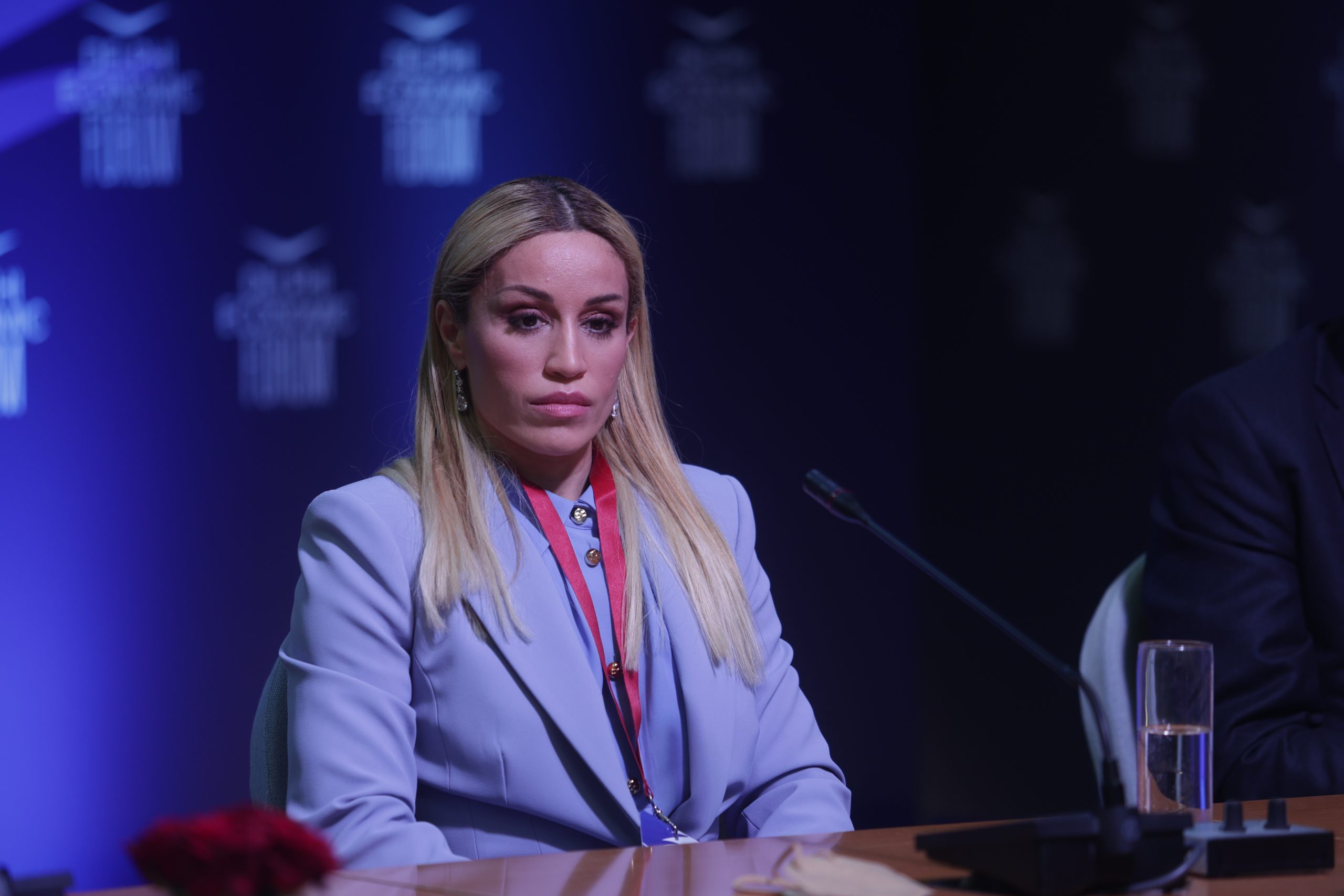 Αparadekti-arnisi-odigou-taxi-na