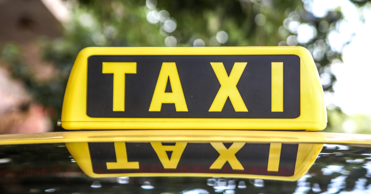 enas-58chronos-odigos-taxi-vrethike