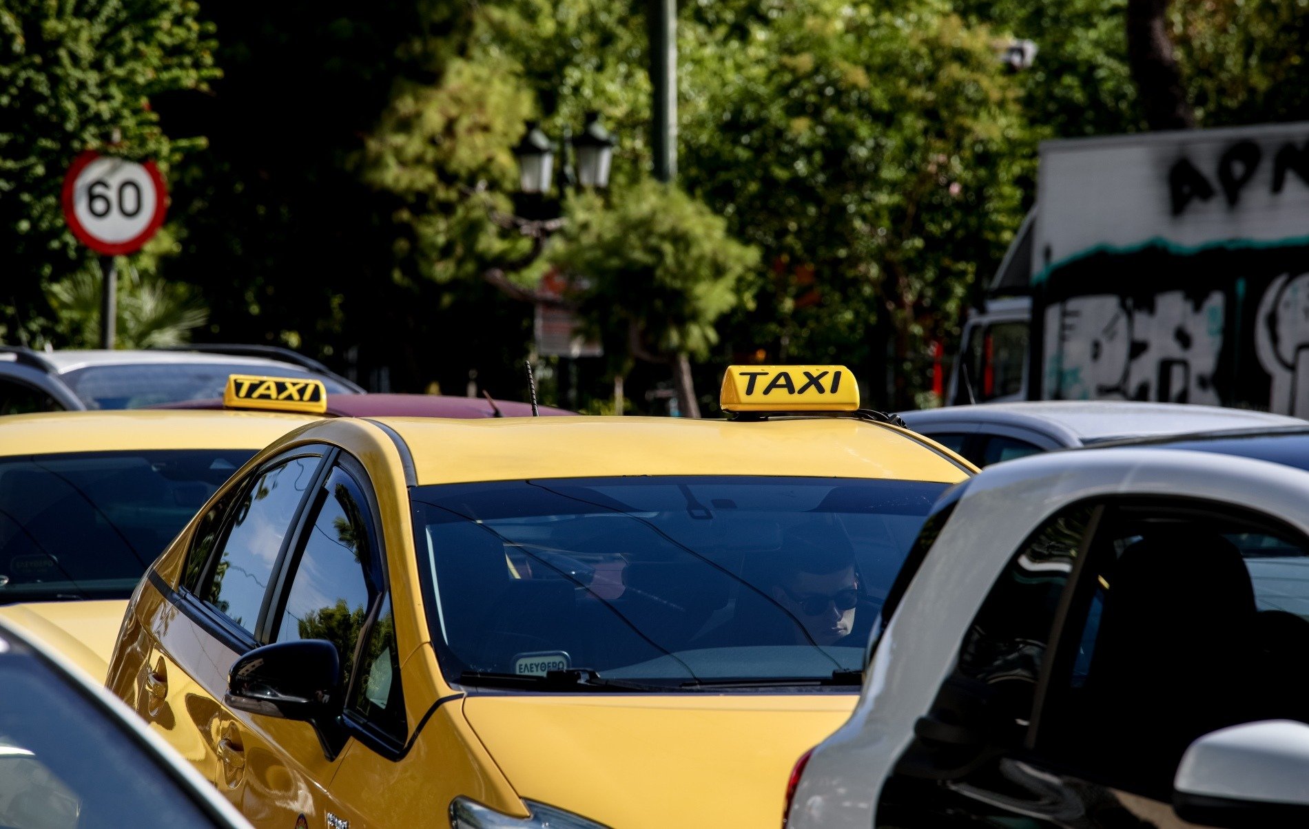 Στο ΣτΕ προσφεύγουν οι ταξιτζήδες για το… ευμέγεθες αυτοκόλλητο κατοχής και χρήσης POS