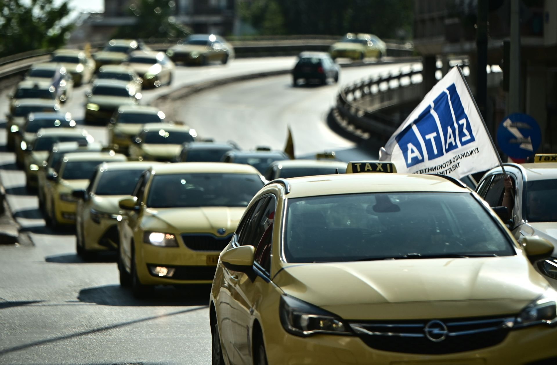 Ταξί: Δεύτερη μέρα απεργίας – Πορεία προς το Υπουργείο Μεταφορών και συνάντηση με Κυρανάκη