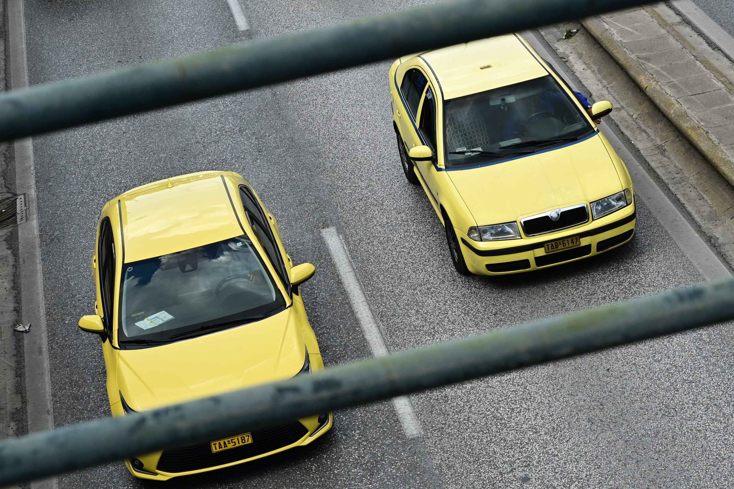 taxi-prochoroun-se-48ori-apergia