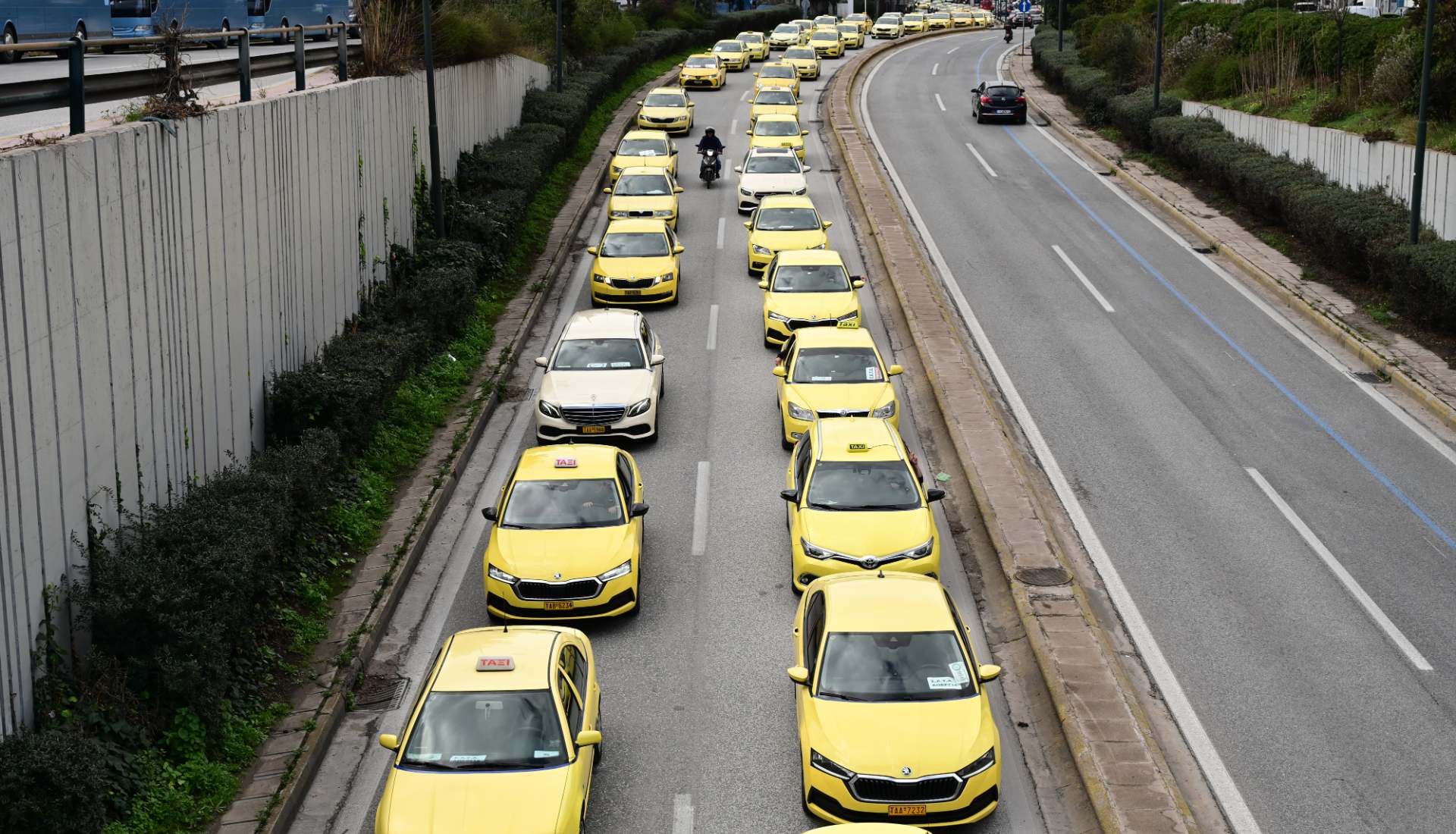 Δυναμική απεργία και αυτοκινητοπομπή προς το υπουργείο Μεταφορών από οδηγούς ΤΑΞΙ