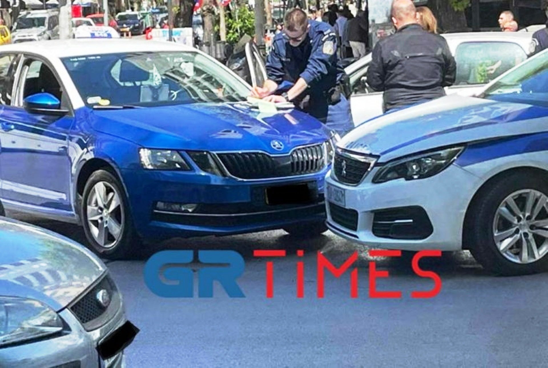 Σύγκρουση περιπολικού με ταξί και καραμπόλα τριών μηχανών στη Θεσσαλονίκη