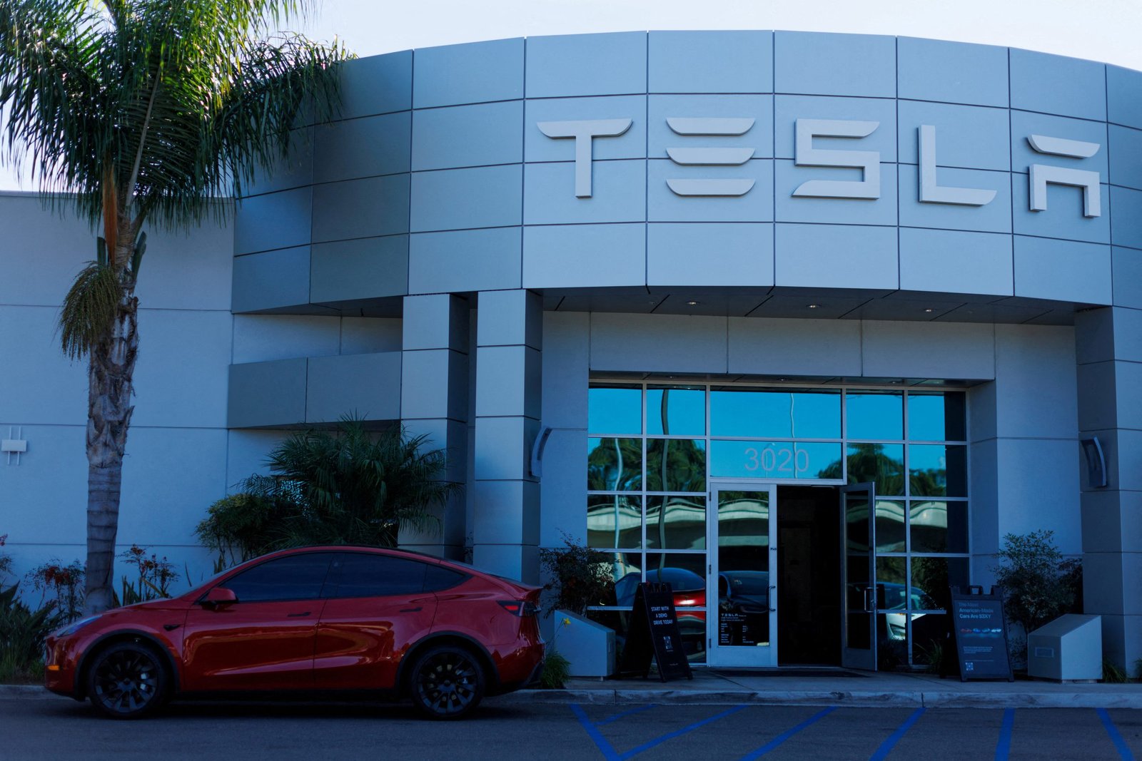 HΠΑ: Συμβιβασμό προτείνει η Tesla πριν τη δίκη για θανάσιμο τραυματισμό οδηγού, την ώρα που ανακοινώνει παρουσίαση για το ρομποταξί της – Daily Taxi News