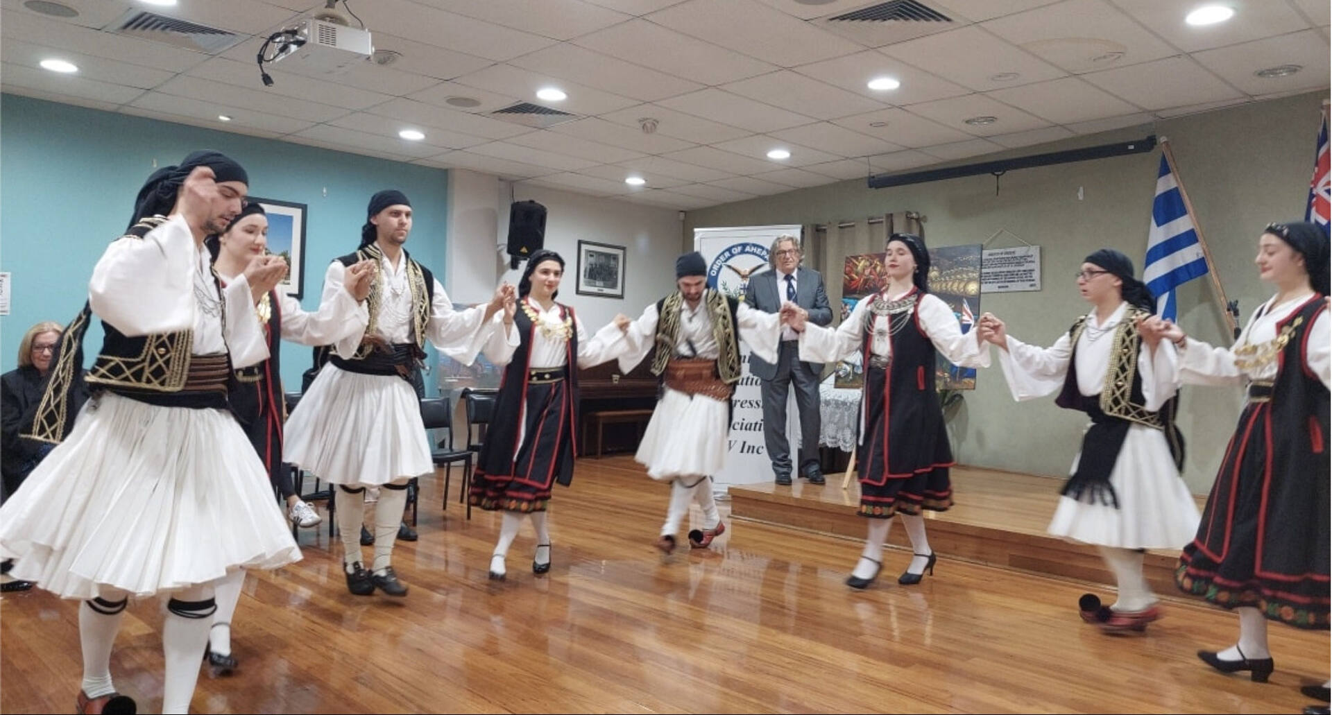 Αφιέρωμα στην VIII Μεραρχία και τις Γυναίκες της Πίνδου από το Kogarah School of Greek Dancing