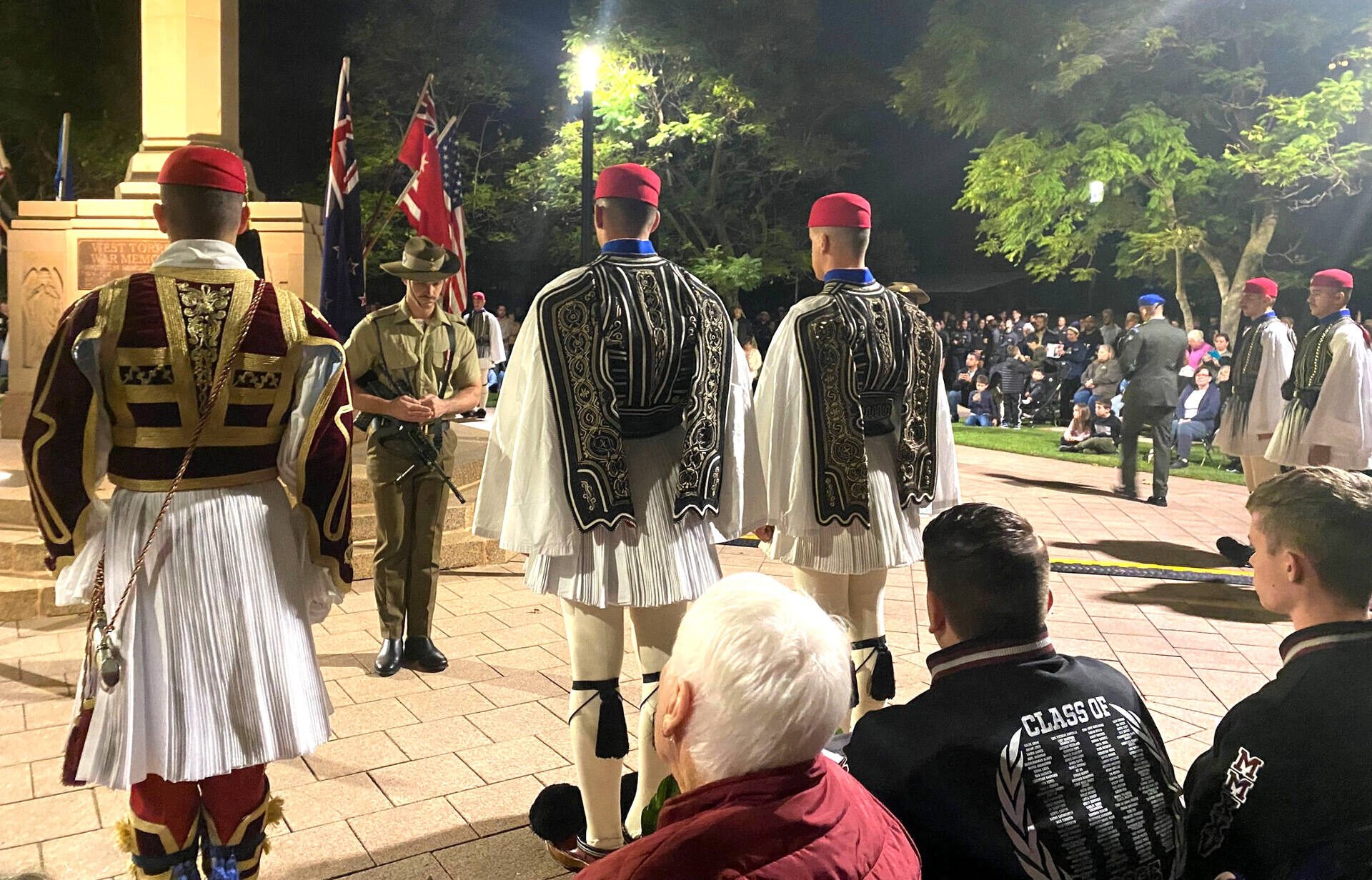 ANZAC DAY: Συγκίνησαν τους Έλληνες της Αδελαΐδας οι Εύζωνες μας