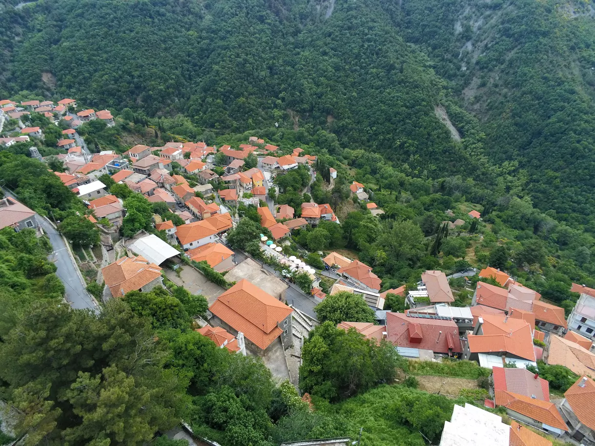 ekdromi-sta-lagkadia-sto-kremasmeno-chorio-tis-petras-1 Εκδρομή στα Λαγκάδια: Στο «κρεμασμένο» χωριό της πέτρας!
