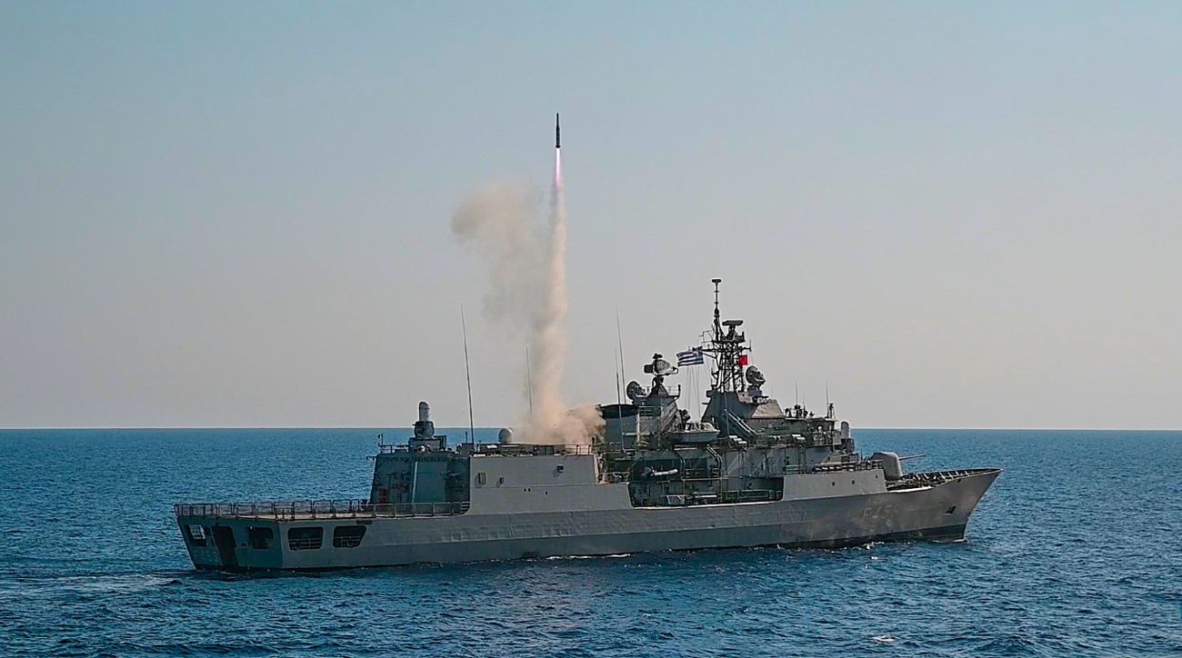 ekpedeftikes-voles-12-katefthinomenon-vlimaton Εκπαιδευτικές βολές 12 κατευθυνομένων βλημάτων από τον Στόλο