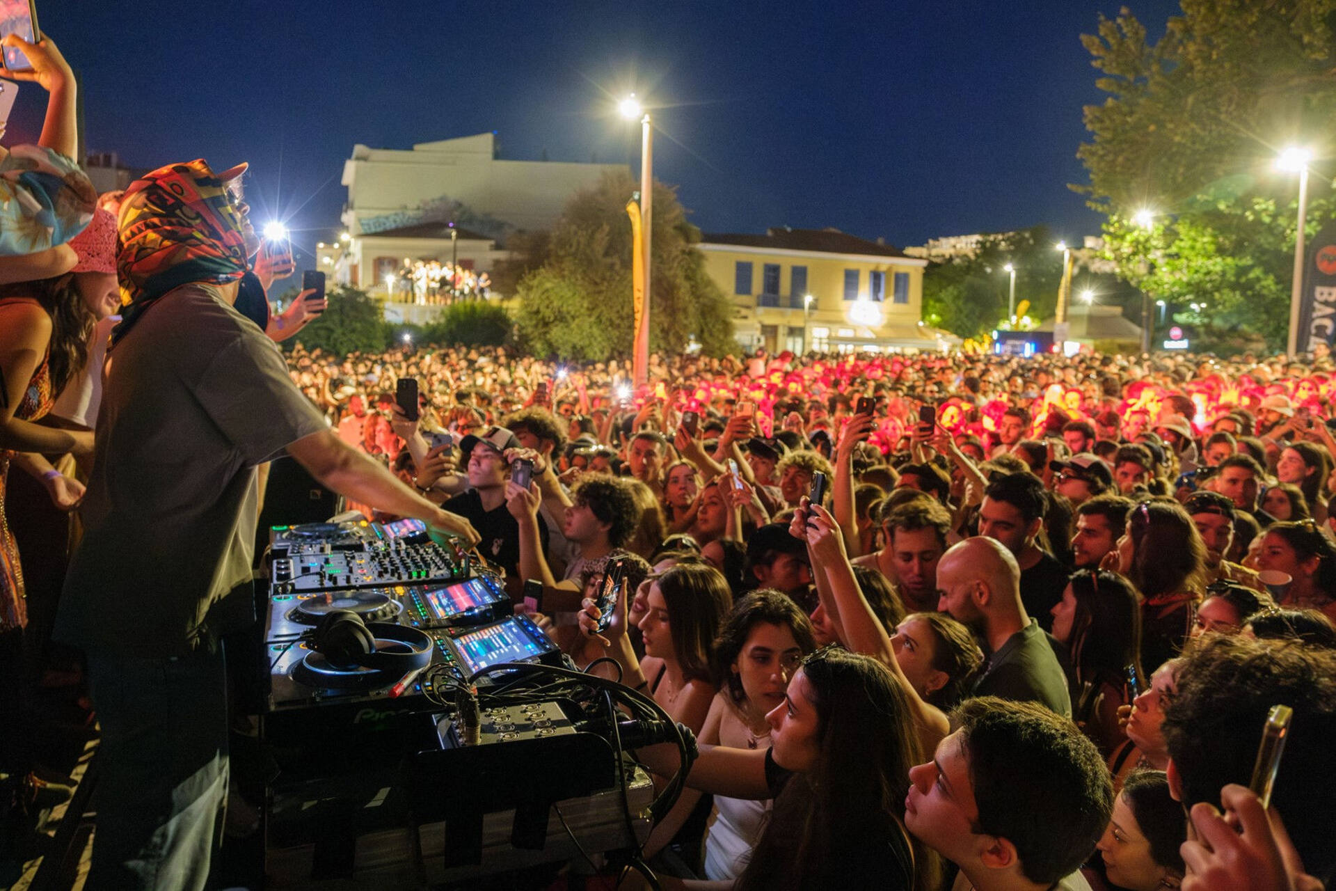 ena-festival-me-200-ekdilosis