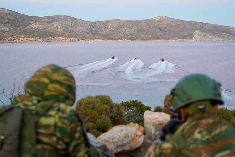 Εντυπωσιακή άσκηση ετοιμότητας: Ανακατάληψη βραχονησίδας από δυνάμεις της ΑΣΔΕΝ (vid)