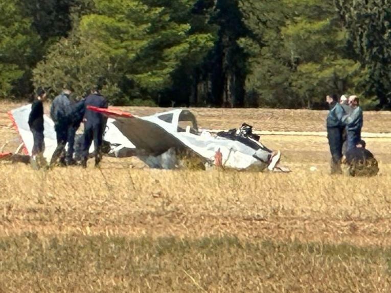 Έσπασε ο τροχός στη φάση της απογείωσης: Κατέπεσε εκπαιδευτικό της Πολεμικής Αεροπορίας στο Τατόι – Στο 251 Νοσοκομείο για εξετάσεις οι πιλότοι [εικόνες]