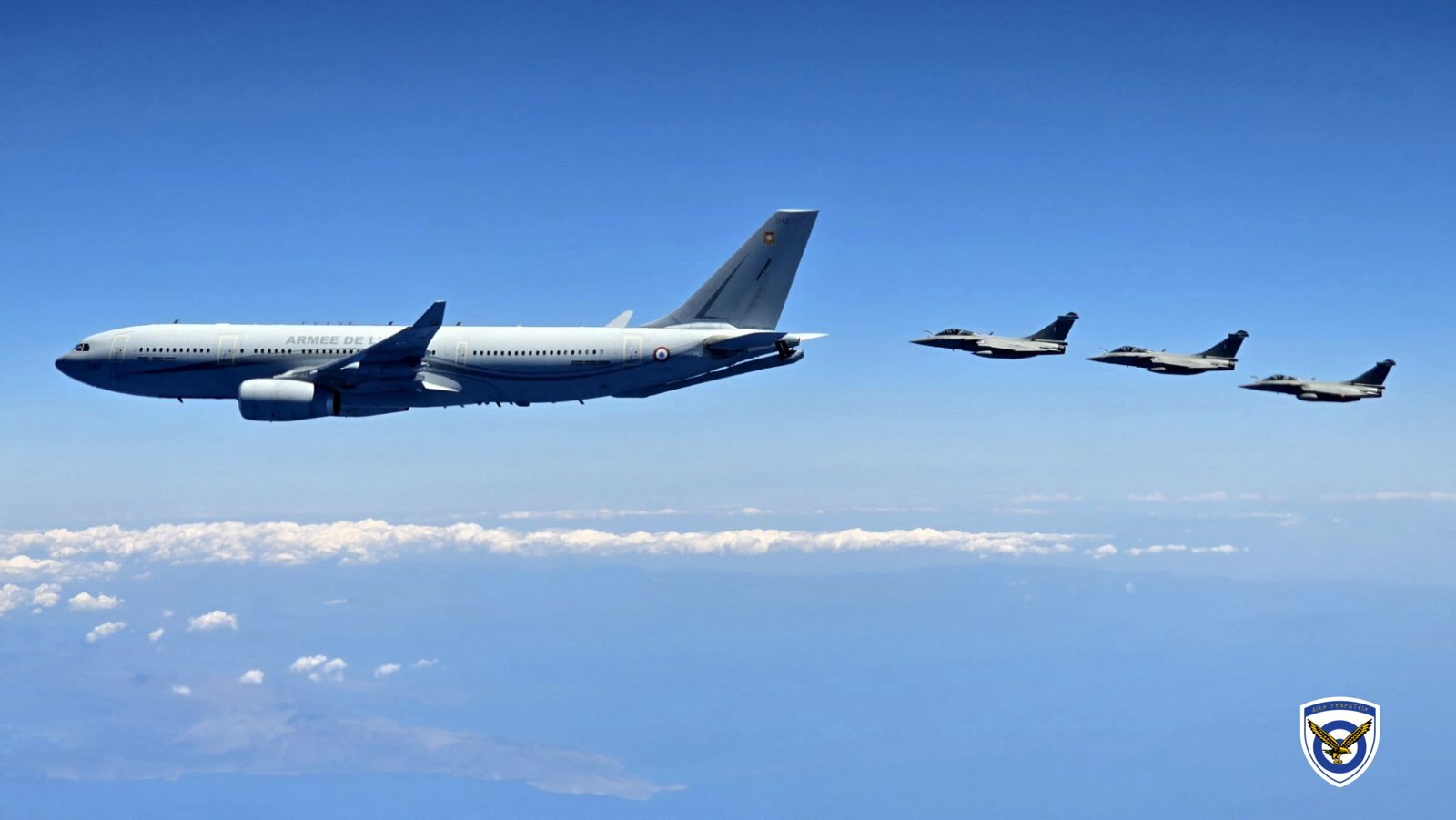 Γαλλικό αεροσκάφος εναέριου ανεφοδιασμού A330 MRTT εκτέλεσε με ζεύγος ελληνικών Rafale της 332 Μοίρας, εναέριο ανεφοδιασμό και αποστολή συνοδείας [photo, video]