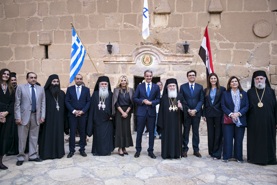 Ή&tau;&alpha;&nu; ό&lambda;&omicron;&iota; &epsilon;&kappa;&epsilon;ί. &Mu;&iota;&alpha; &gamma;&rho;&omicron;&theta;&iota;ά. &Gamma;&iota;&alpha; &tau;&eta;&nu; &Alpha;&gamma;ί&alpha; &Alpha;&iota;&kappa;&alpha;&tau;&epsilon;&rho;ί&nu;&eta; &tau;&omicron;&upsilon; &Sigma;&iota;&nu;ά (&epsilon;&iota;&kappa;ό&nu;&epsilon;&sigmaf;+&beta;ί&nu;&tau;&epsilon;&omicron;)