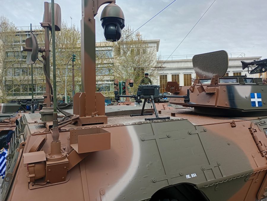 m1117-me-drone-ke-M1117GR Μ1117 με drone και M1117GR στην Παρέλαση της 25ης Μαρτίου