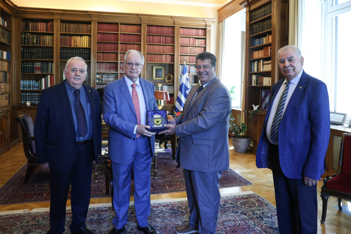 Ο Πρόεδρος της Δημοκρατίας Κωνσταντίνος Τασούλας συναντήθηκε με απόστρατους αξιωματικούς του Στρατού [pics]