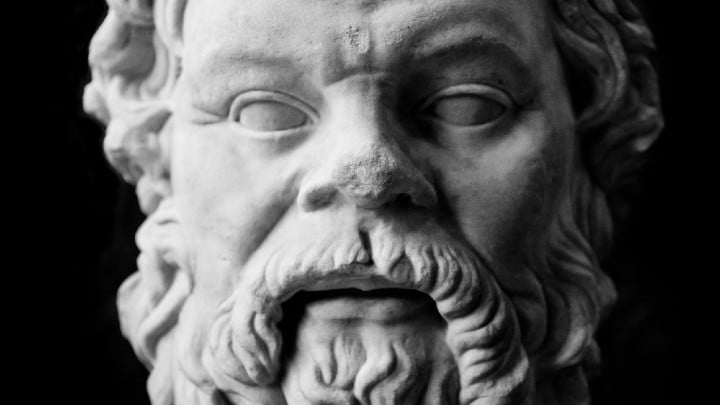 o-sokratis-i-nomi-ke