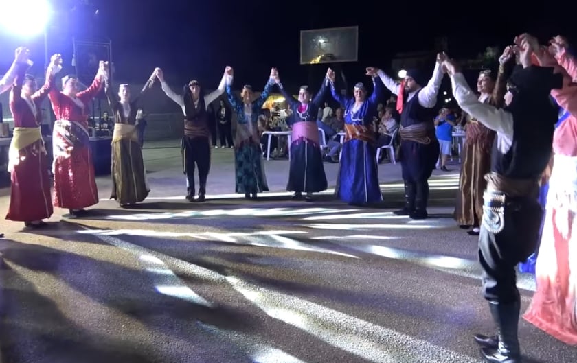 ola-ta-vlemmata-sto-choreftiko Όλα τα βλέμματα στο χορευτικό τμήμα της «Τερψιθέας»