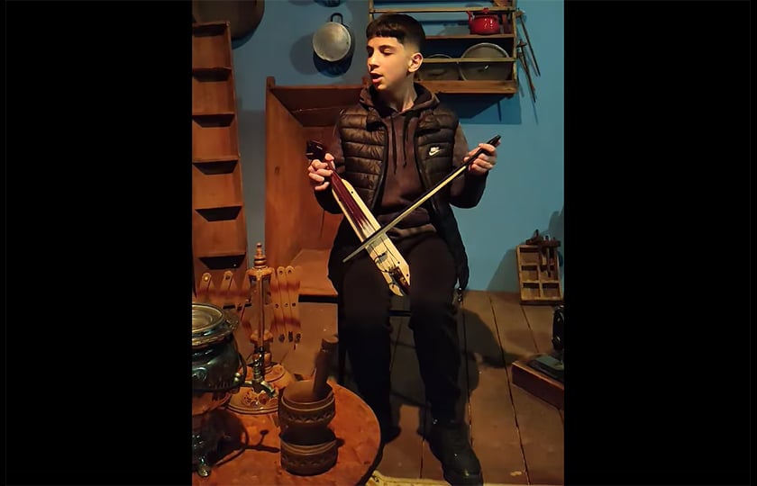 otan-i-neolea-sinanta-tin Όταν η νεολαία συναντά την παράδοση – Ο νεαρός Παναγιώτης Τακίδης τραγουδά το «Τσάμπασιν»