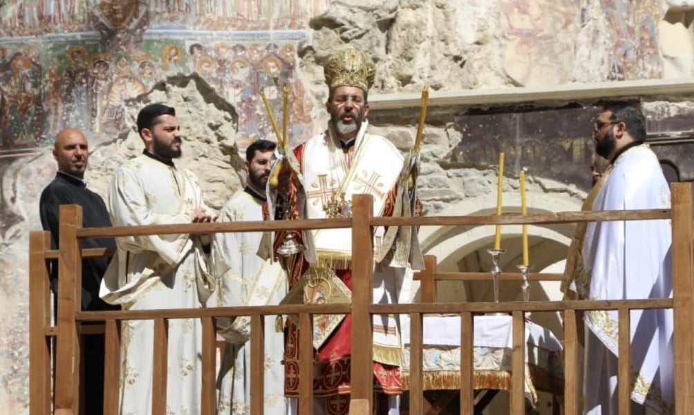 panagia-soumela-me-ligo-kosmo Παναγία Σουμελά: Με λίγο κόσμο αλλά βαθιά συγκίνηση τα Εννιάμερα της Παναγίας στον Πόντο