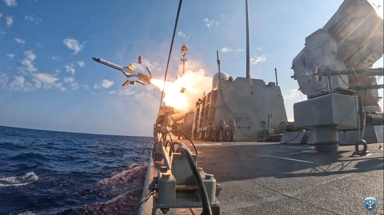 Πάση δυνάμει και με ομοβροντία πυραυλικής επίθεσης το πολεμικό ναυτικό στέλνει το δικό του μήνυμα ισχύος [video]