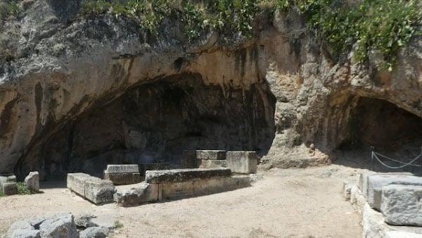 ploutonio-spileo-ta-enigmata-ke Πλουτώνιο Σπήλαιο: Τα αινίγματα και οι θρύλοι στην Αττική για τον Κάτω Κόσμο