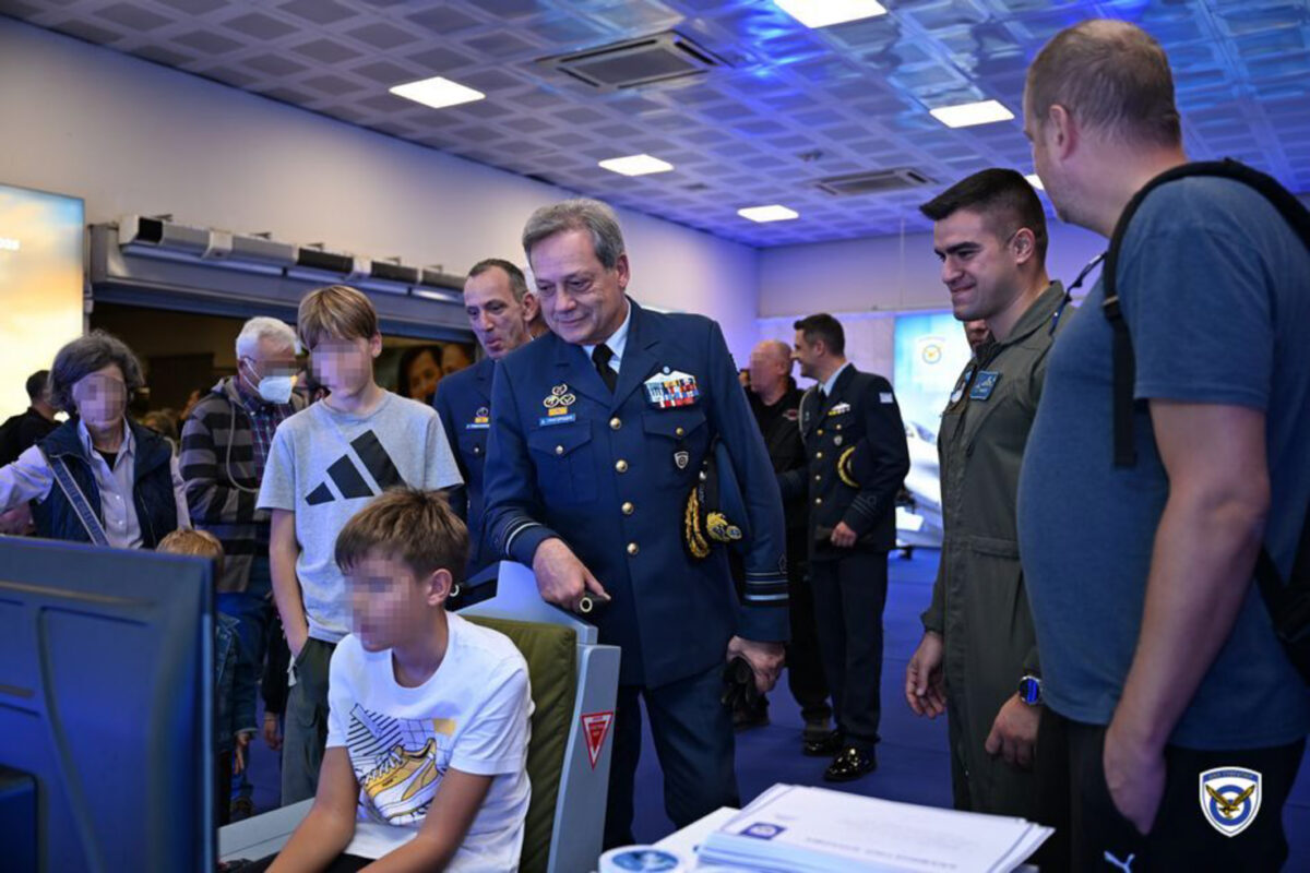 Προσομοιωτές F-35 και F-16 στο Σύνταγμα: «Καλούμε τους νέους να γνωρίσουν την Πολεμική Αεροπορία», λέει ο Α/ΓΕΑ