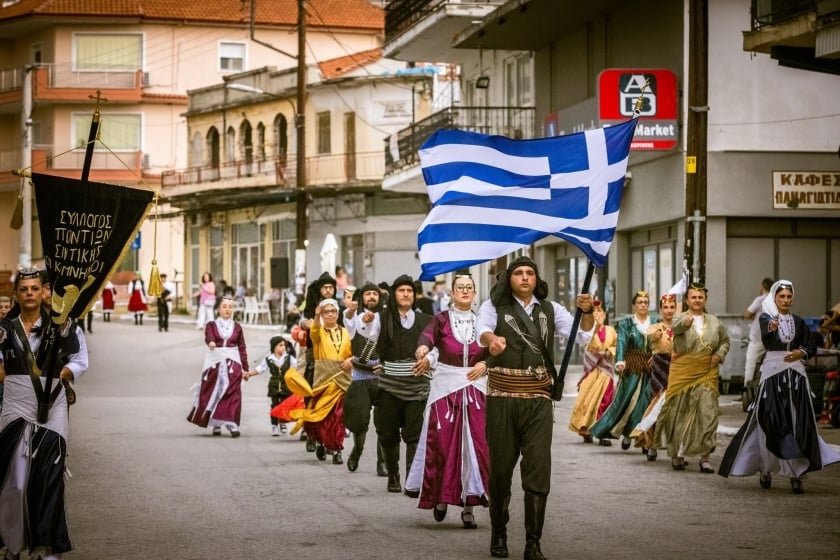 sidirokastro-me-perifania-simmetichan-i Σιδηρόκαστρο: Με περηφάνια συμμετείχαν «Οι Κομνηνοί» της Σιντικής στην παρέλαση για την 112η επέτειο απελευθέρωσης της πόλης