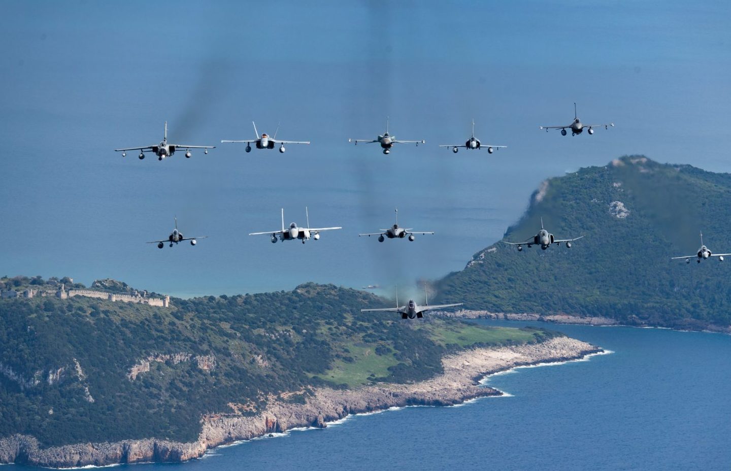 Spiegel: «Η Ελλάδα θέλει να προσελκύσει αμυντικούς κολοσσούς»