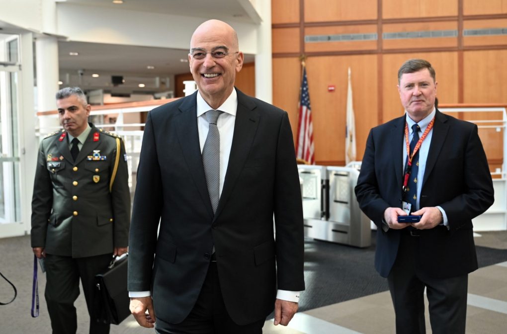 Στη Βοστώνη ο Νίκος Δένδιας – Παρακολούθησε επίδειξη συστημάτων αντι-drone στην αεροπορική βάση «Hanscom» [pics]