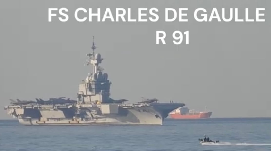 to-galliko-aeroplanoforo-Charles-de Το Γαλλικό αεροπλανοφόρο Charles de Gaulle έφτασε στο Φάληρο