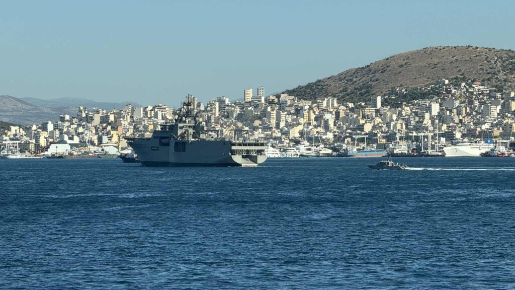 To-galliko-elikopteroforo-L9015prosengizi To Γαλλικό Ελικοπτεροφόρο (L9015)προσεγγίζει το Λιμάνι του Πειραιά(φωτό …Για ασκήσεις με τους Έλληνες Πεζοναύτες!