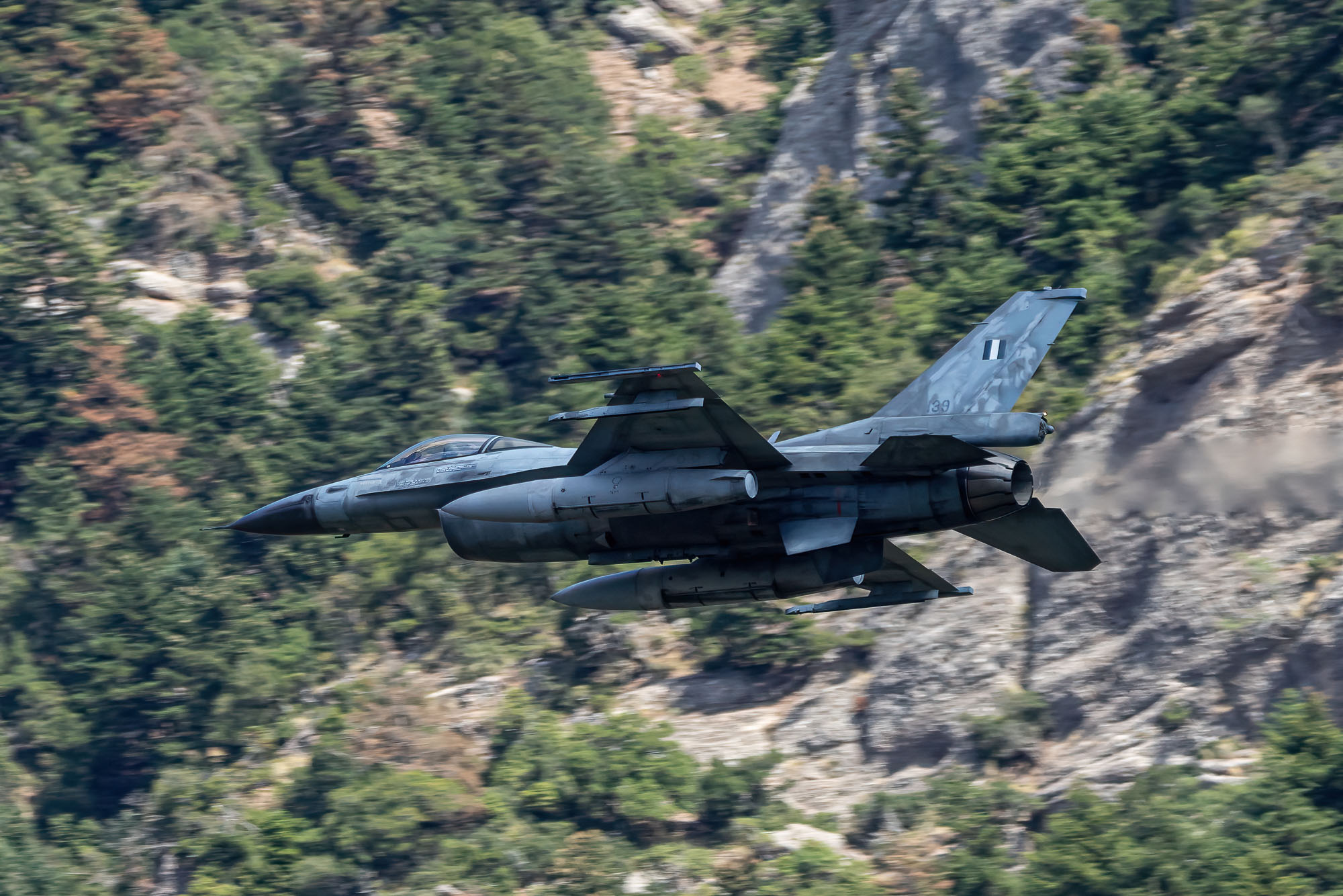 to-Mach-Loop-tis-elladas Το “Mach Loop της Ελλάδας “:Χαμηλές πτήσεις μαχητικών στο φαράγγι του Βουραϊκού…Που κόβουν την ανάσα (video)