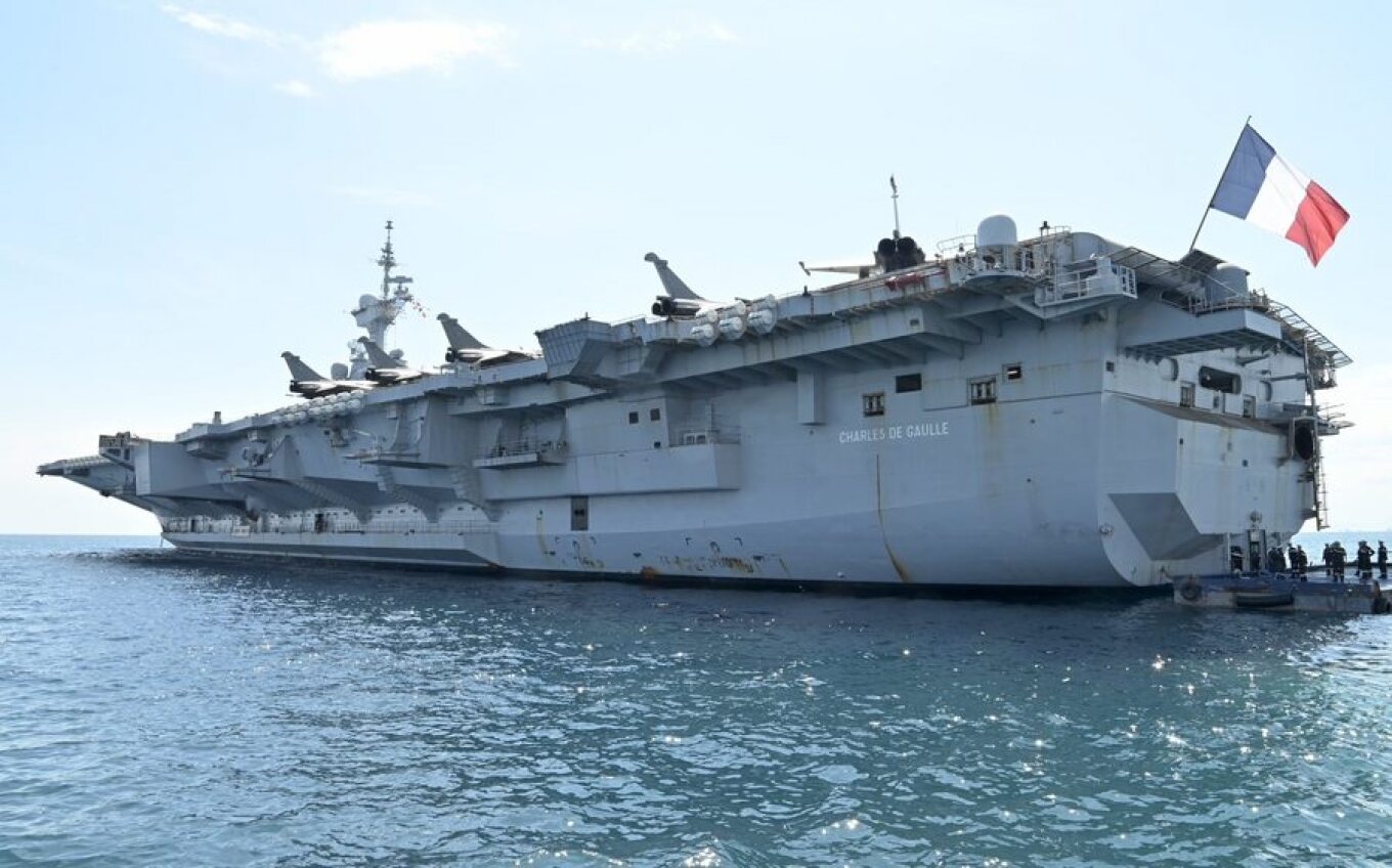 to-thiriodes-sarl-nte-gkol Το θηριώδες «Σαρλ Ντε Γκολ» έδεσε στο Φάληρο