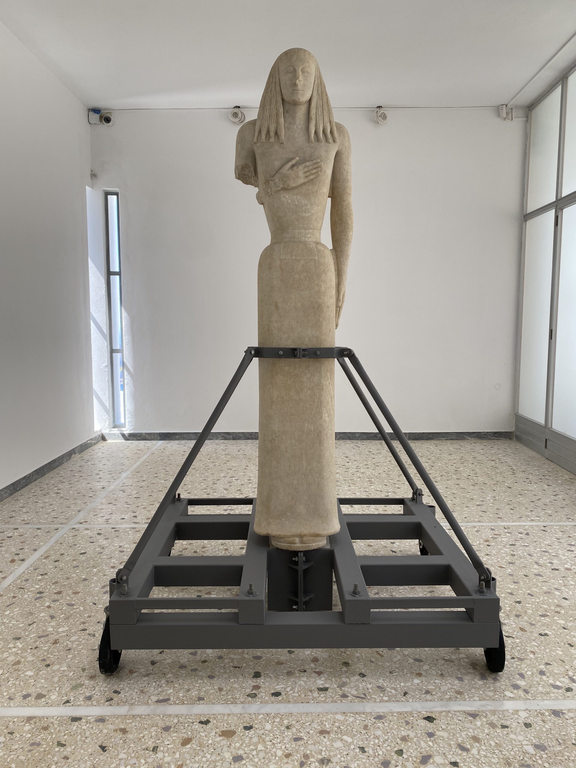 to-thriler-tis-anakalipsis-tis Το «θρίλερ» της ανακάλυψης της Κόρης της Θήρας. Το σπάνιο άγαλμα βρέθηκε σε οικόπεδο θαμμένο επιμελώς. Η βράβευση του αρχαιολόγου