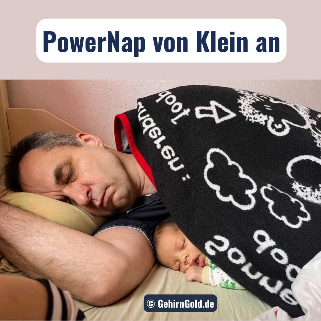 Matthias Schwehm mit einem seiner neugeborenen Kinder, das friedlich auf seiner Brust schläft.