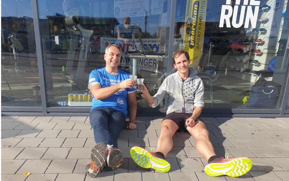 Matthias Schwehm und Rainer Predl stoßen in einer Pause an