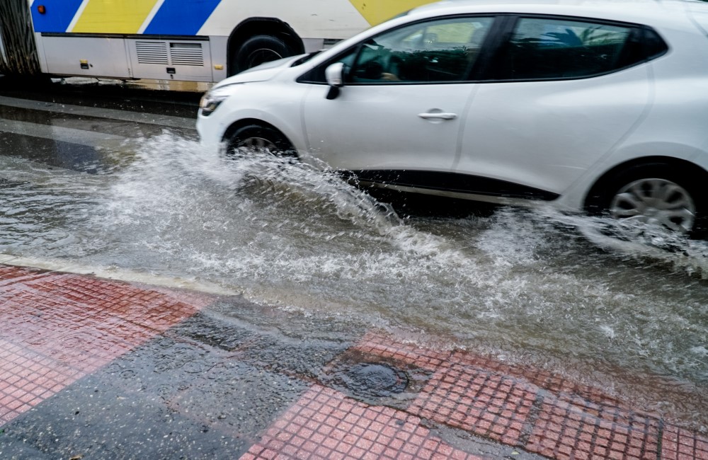 Προβλήματα από την βροχόπτωση στη Θεσσαλονίκη – 60 κλήσεις στη πυροσβεστική! (vid)