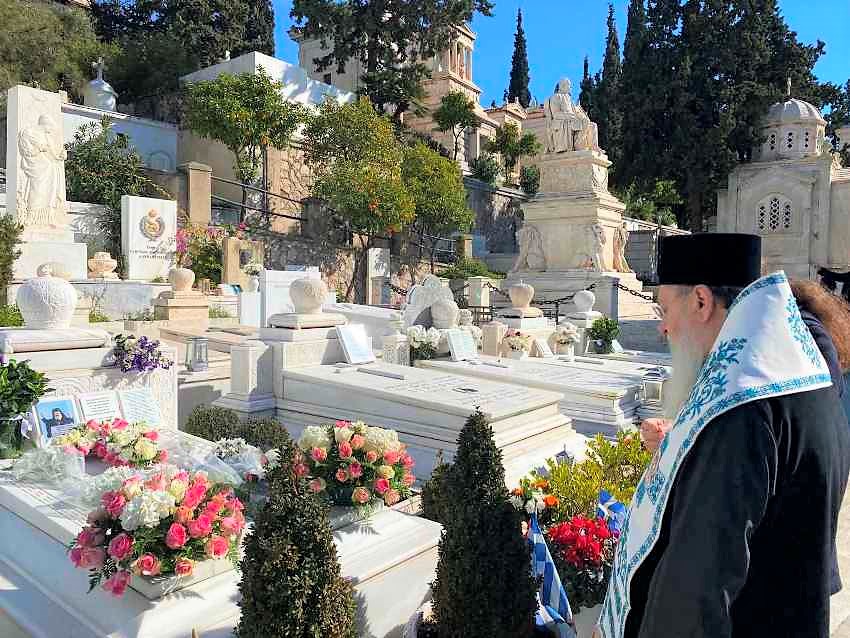 Τρισάγιο στο μνήμα του Αρχιεπισκόπου Χριστοδούλου από τον μητροπολίτη Κορίνθου Διονύσιο