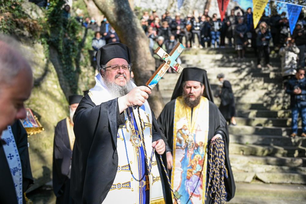 Αγιασμός των Υδάτων στα Τέμπη από τον Μητροπολίτη Λαρίσης