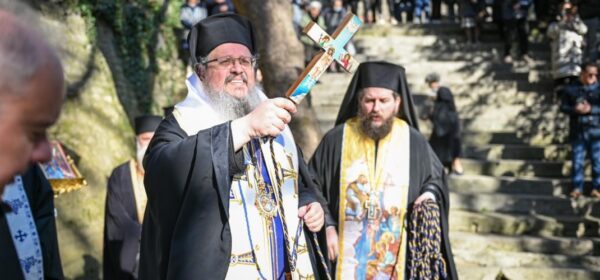 Αγιασμός των υδάτων στα Τέμπη από τον Ποιμενάρχη μας