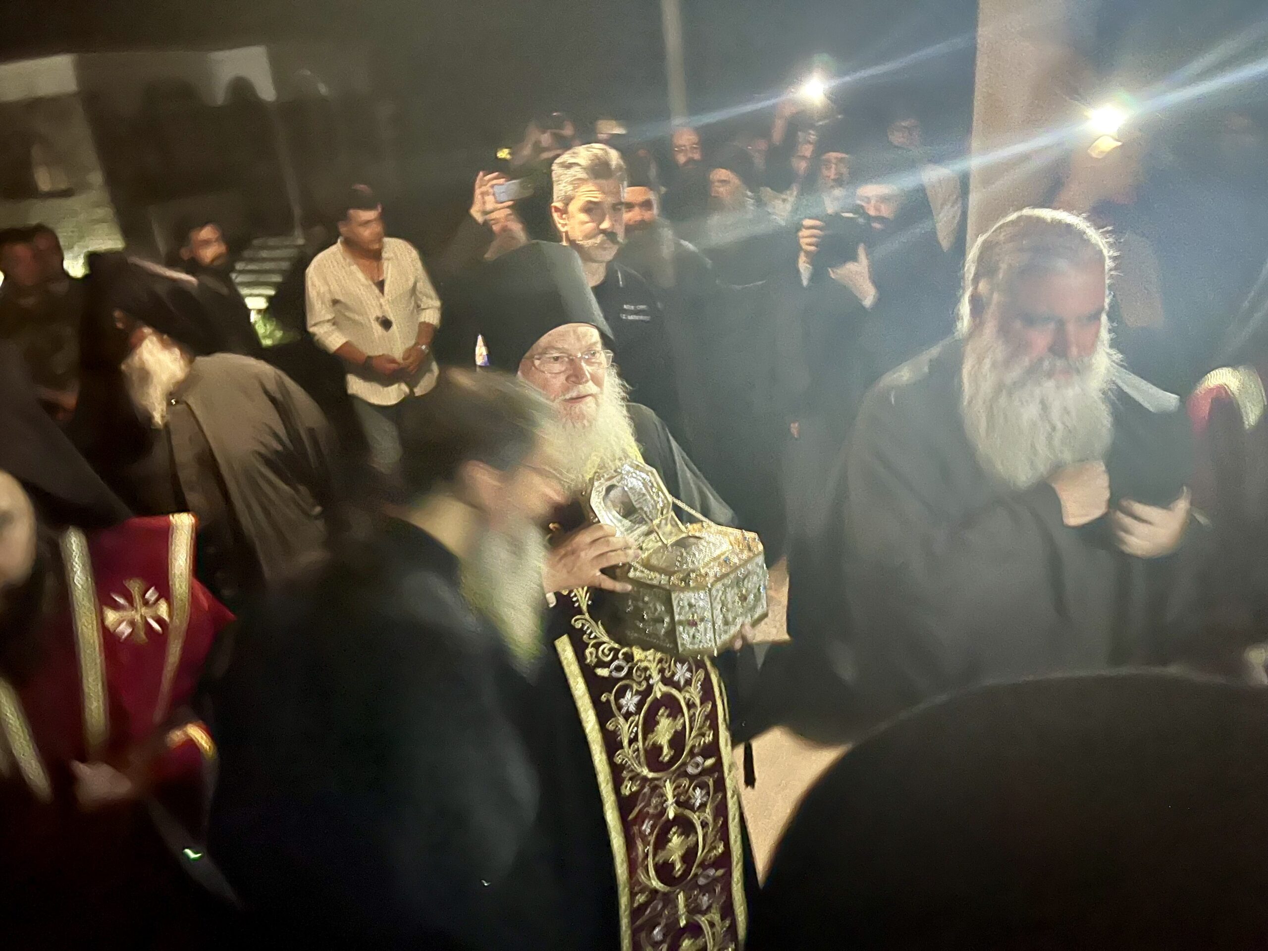 Αgion-oros-–-istoriki-stigmi ΑΓΙΟΝ ΟΡΟΣ – Ιστορική στιγμή: Η Τιμία Κάρα του Χρυσοστόμου επέστρεψε στη Βατοπαιδινή κιβωτό μετά την προσκυνηματική πορεία στο Βουκουρέστι